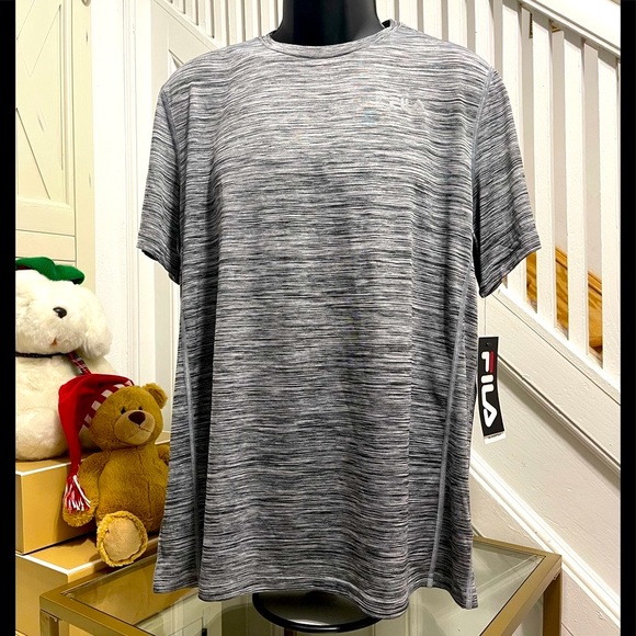NWT Men’s Size X-Large Fila Short Sleeve Quick Dry Logo Print Tee In Grey - Picture 2 of 9